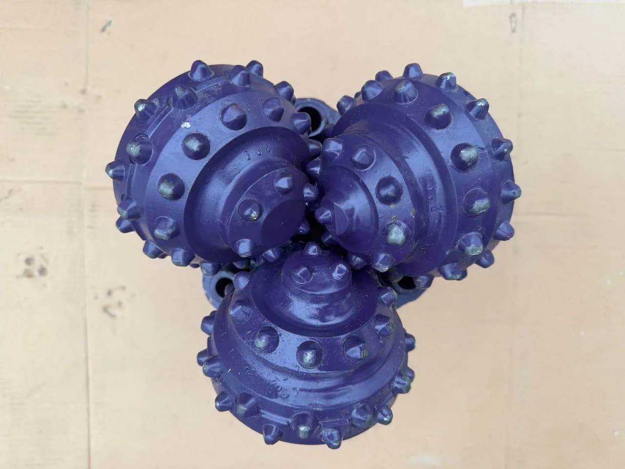 215.9 mm (8 1/2") Tricone Bit with Carbide Inserts (TCI), open bearing, IADC 832, 4 1/2 API Reg — UDT