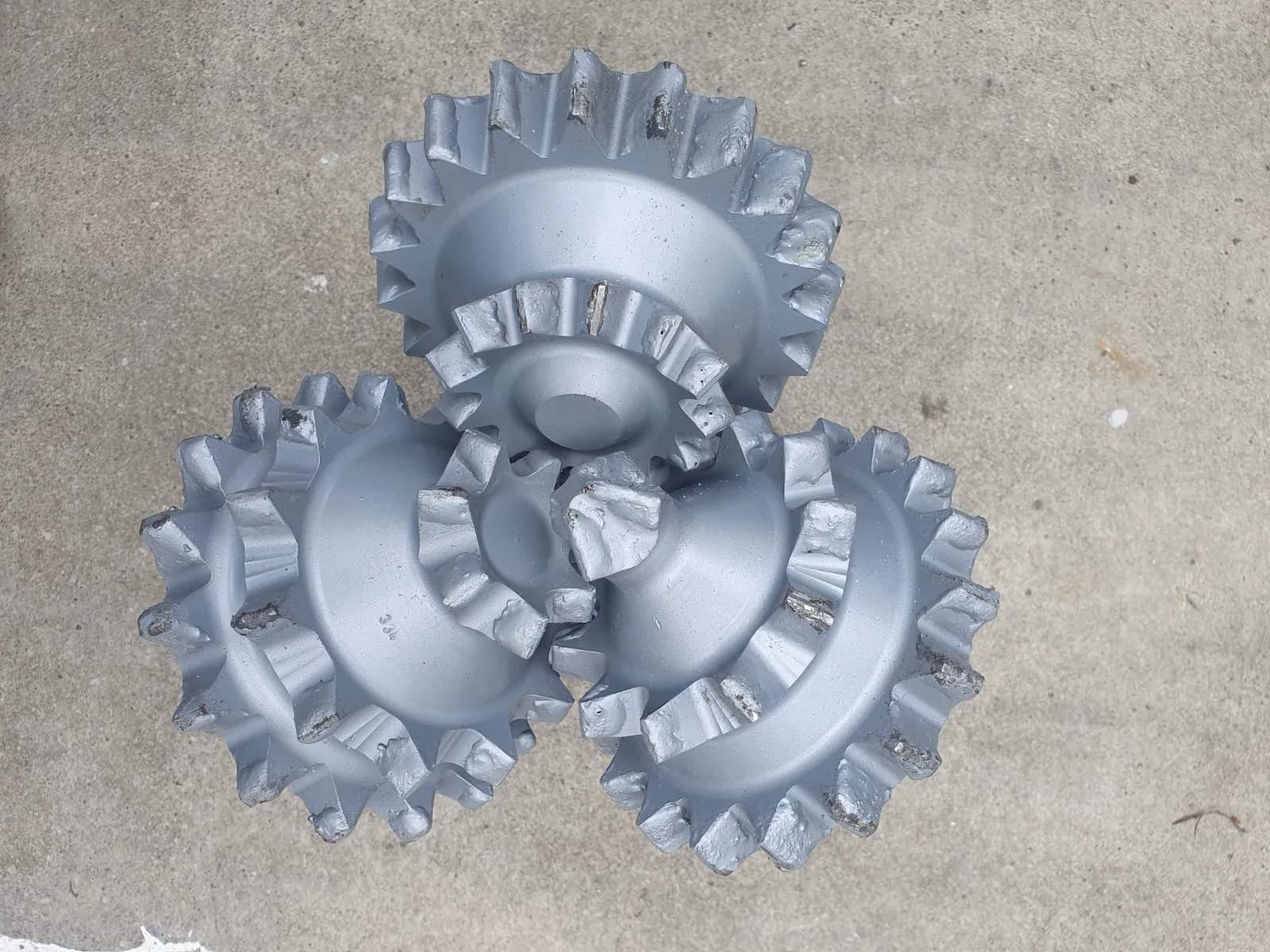 244,5 mm (9 5/8") Rollenmeißel mit Stahlzähnen, offenes Lager, IADC 213, GOST API Reg — NRB