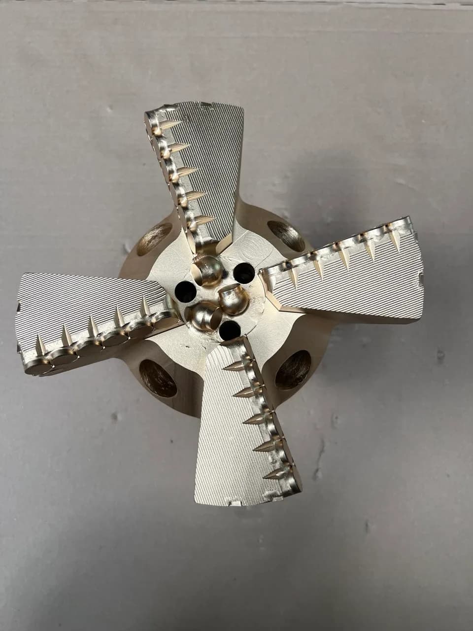 215.9 mm (8 1/2") PDC Drag Bit (3 and 4 blades) 4 blades, 4 1/2 API Reg — Prokar