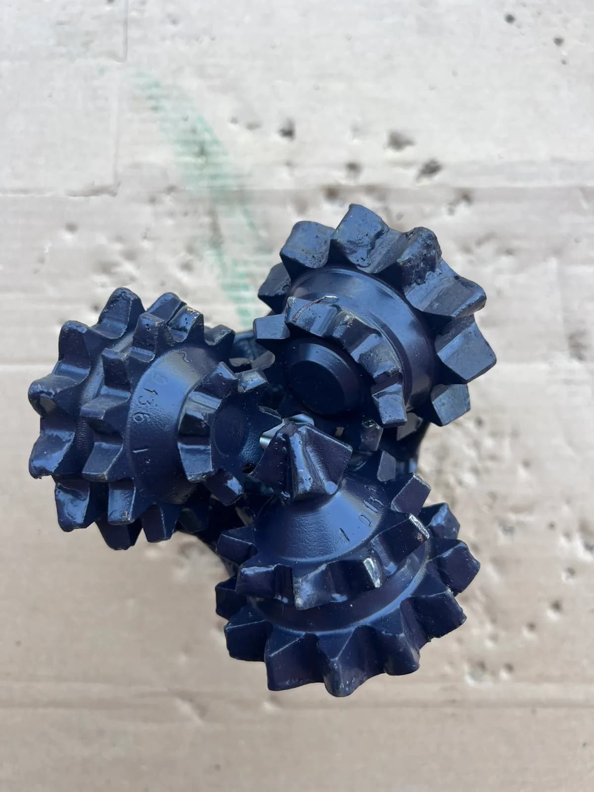 130.2 mm (5 1/8") Tricone Bit with Milled Steel Teeth, open bearing, IADC 211C, 2 7/8 API Reg — UDT