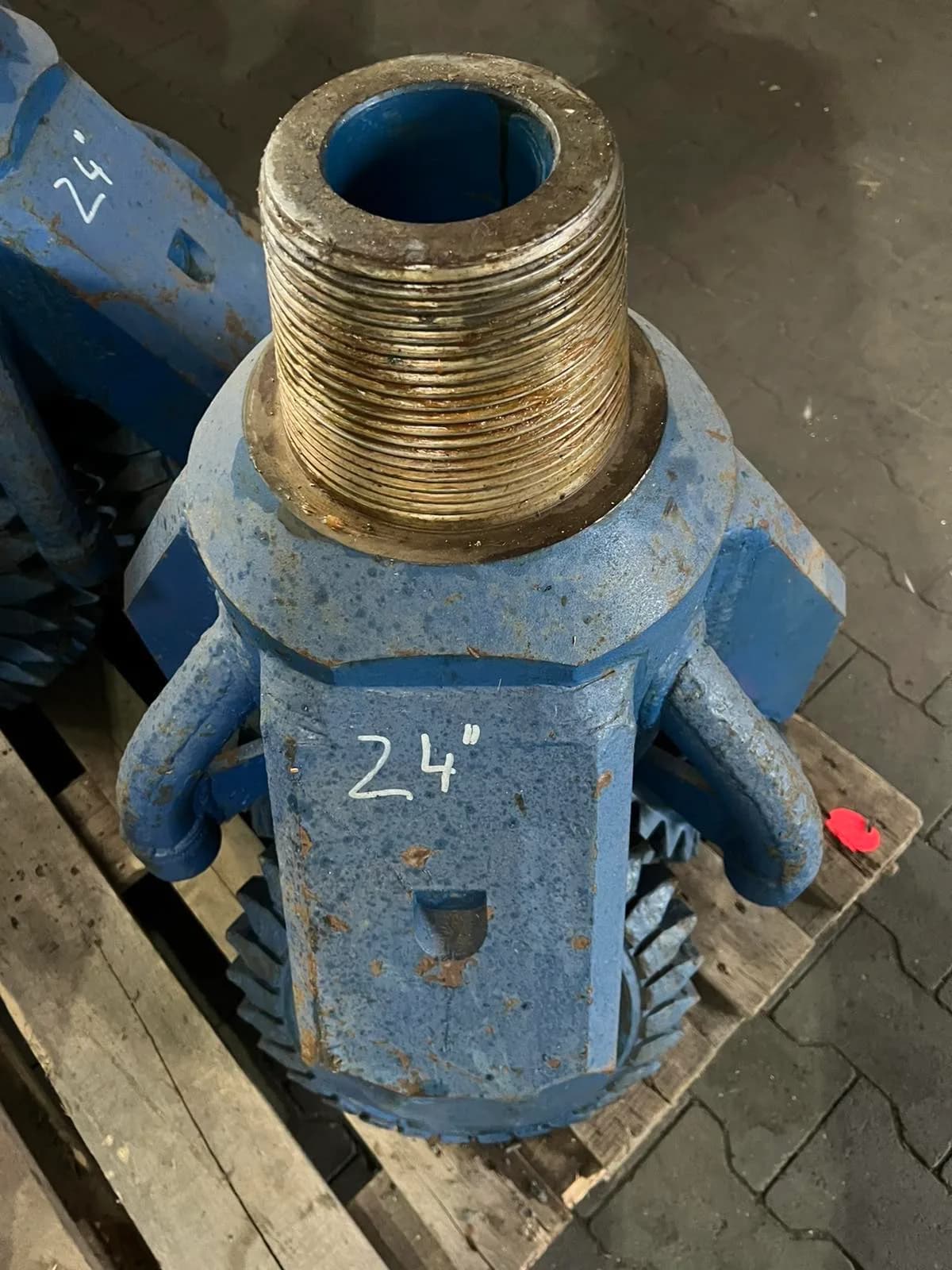 609.6 mm (24") Tricone Bit with Milled Steel Teeth, open bearing, IADC 231, 7 5/8 API Reg — Glinik