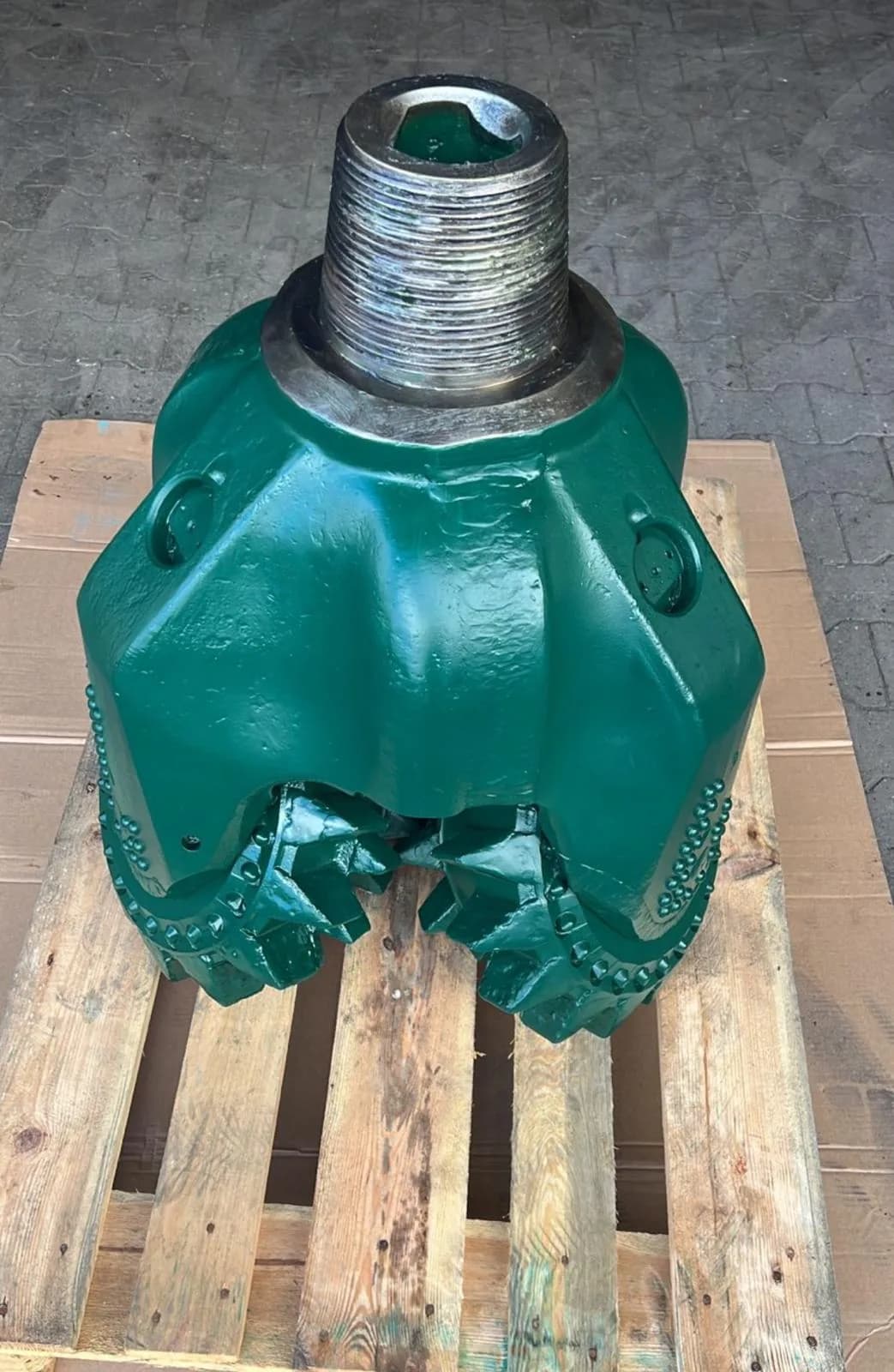 660.4 mm (26") Tricone Bit with Milled Steel Teeth, sealed bearing, IADC 115, 7 5/8 API Reg — Varel