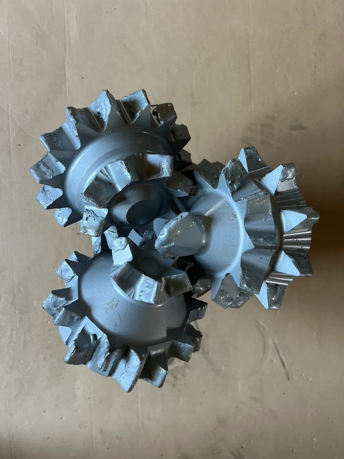 250,8 mm (9 7/8") Rollenmeißel mit Stahlzähnen, gedichtetes Lager, IADC 135, 6 5/8 API Reg — NRB