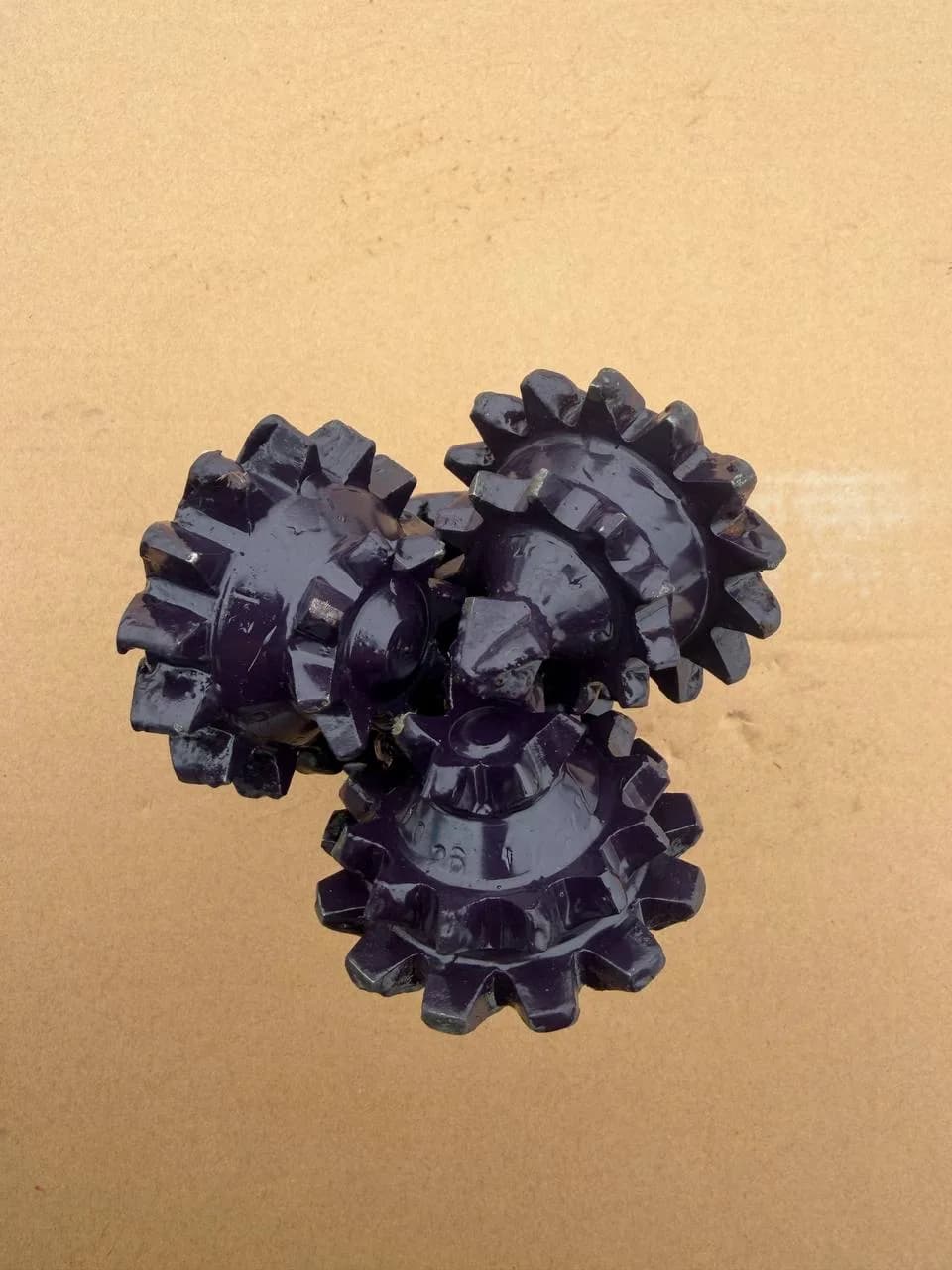 114.3 mm (4 1/2") Tricone Bit with Milled Steel Teeth, open bearing, IADC 211, 2 3/8 API Reg — UDT