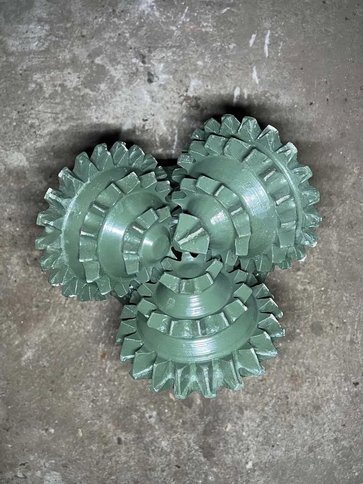 244,5 mm (9 5/8") Rollenmeißel mit Stahlzähnen, offenes Lager, IADC 321, 6 5/8 API Reg