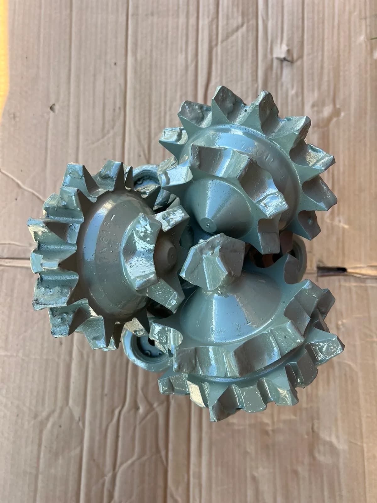 244,5 mm (9 5/8") Rollenmeißel mit Stahlzähnen, offenes Lager, IADC 121, 6 5/8 API Reg
