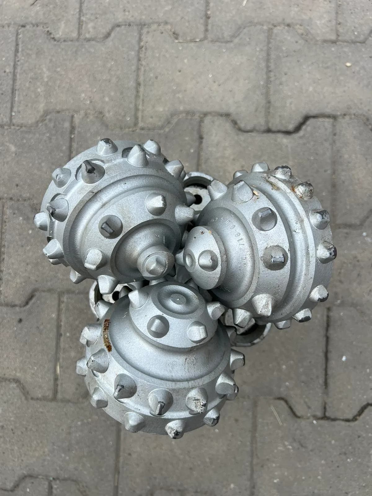 215.9 mm (8 1/2") Tricone Bit with Carbide Inserts (TCI), sealed bearing, IADC 437, 4 1/2 API Reg — Baker Hughes