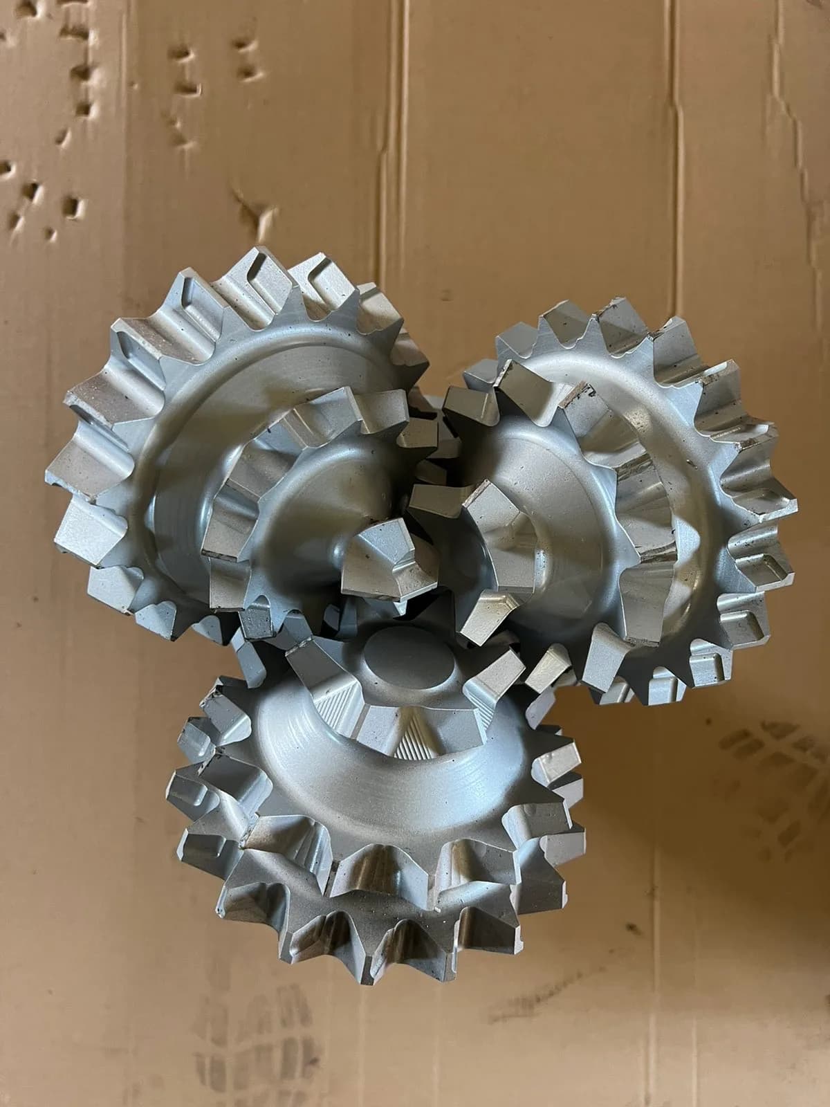 241,3 mm (9 1/2") Rollenmeißel mit Stahlzähnen, offenes Lager, IADC 231, 6 5/8 API Reg — NRB
